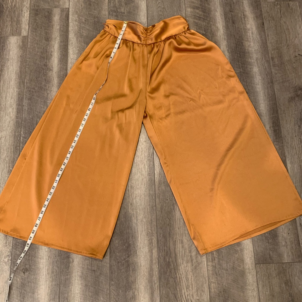 Micas wide flowy pants.